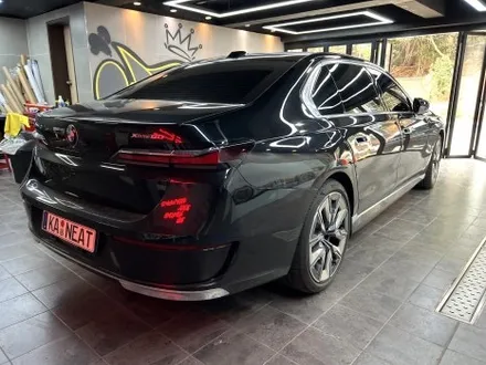 부산 투톤랩핑 BMW i7 듀오톤랩핑 시공으로 럭셔리한 플래그십 세단 표현하기! [3M 화이트 알루미늄] / 부산 해운대구