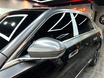 부산 랩핑 BMW I7 사틴 다크 그레이 투톤 랩핑(듀오톤 랩핑)으로 고급스러운 분위기 연출하기 / 부산 해운대구