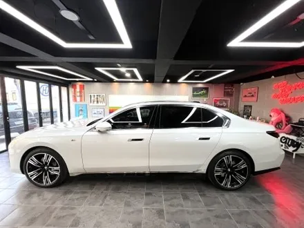 부산랩핑 BMW i7 투톤 랩핑 듀오톤 랩핑으로 온 우주를 담은듯한 색상의 차량으로 변신! / 부산 해운대구