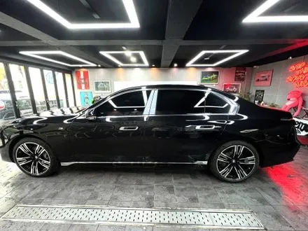 부산 랩핑 BMW I7 사틴 다크 그레이 투톤 랩핑(듀오톤 랩핑)으로 고급스러운 분위기 연출하기 / 부산 해운대구