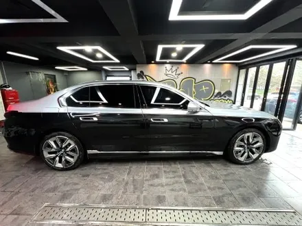 부산 투톤랩핑 BMW i7 듀오톤랩핑 시공으로 럭셔리한 플래그십 세단 표현하기! [3M 화이트 알루미늄] / 부산 해운대구