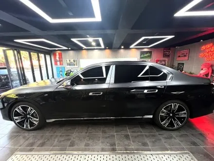 부산 랩핑 BMW I7 사틴 다크 그레이 투톤 랩핑(듀오톤 랩핑)으로 고급스러운 분위기 연출하기 / 부산 해운대구