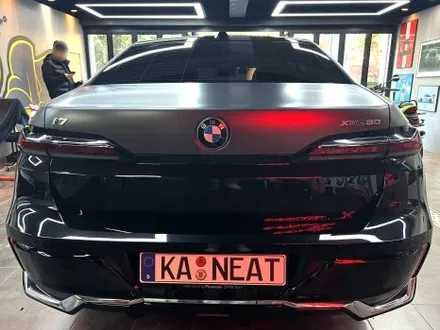 부산 랩핑 BMW I7 사틴 다크 그레이 투톤 랩핑(듀오톤 랩핑)으로 고급스러운 분위기 연출하기 / 부산 해운대구
