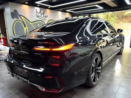 부산 랩핑 BMW I7 사틴 다크 그레이 투톤 랩핑(듀오톤 랩핑)으로 고급스러운 분위기 연출하기 / 부산 해운대구