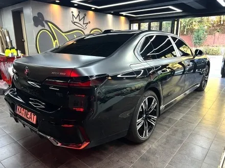 부산 랩핑 BMW I7 사틴 다크 그레이 투톤 랩핑(듀오톤 랩핑)으로 고급스러운 분위기 연출하기 / 부산 해운대구