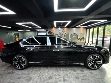 부산 랩핑 BMW I7 사틴 다크 그레이 투톤 랩핑(듀오톤 랩핑)으로 고급스러운 분위기 연출하기 / 부산 해운대구