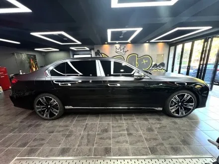 부산 랩핑 BMW I7 사틴 다크 그레이 투톤 랩핑(듀오톤 랩핑)으로 고급스러운 분위기 연출하기 / 부산 해운대구