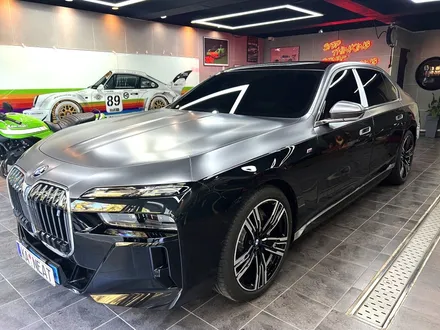 부산 랩핑 BMW I7 사틴 다크 그레이 투톤 랩핑(듀오톤 랩핑)으로 고급스러운 분위기 연출하기 / 부산 해운대구