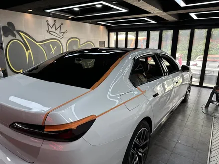 해운대 랩핑 BMW 740d, 블랙 대신 GT실버로 완성한 투톤랩핑 / 부산 해운대구