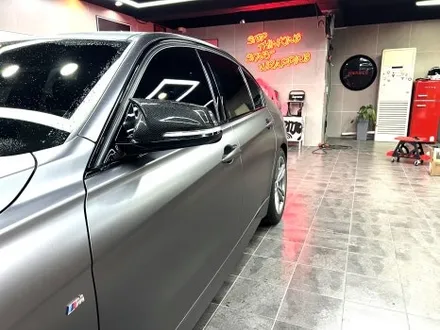 부산랩핑 BMW 3시리즈 사틴 다크 그레이 컬러로 도시적인 느낌 물씬~ / 부산 해운대구