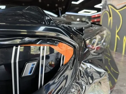 부산 크롬죽이기 BMW i5 아이코닉 그릴 세로그릴 고광택 블랙 랩핑 시공 / 부산 해운대구