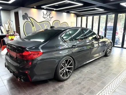부산 자동차랩핑 BMW M5 컴페티션 사틴블랙 전체랩핑을 통해 강렬한 스포츠 세단으로 변신하기[에이버리] / 부산 해운대구