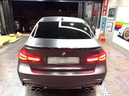 부산랩핑 BMW 3시리즈 사틴 다크 그레이 컬러로 도시적인 느낌 물씬~ / 부산 해운대구