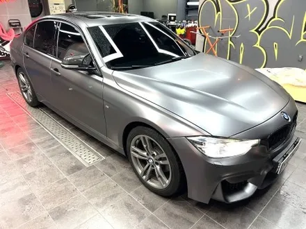 부산랩핑 BMW 3시리즈 사틴 다크 그레이 컬러로 도시적인 느낌 물씬~ / 부산 해운대구