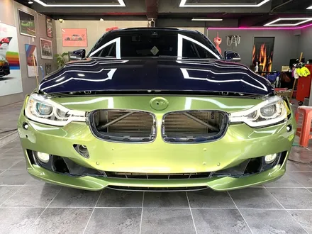 부산랩핑 BMW 3시리즈 타이니봇 고광택 필름 랩핑으로 개성 있는 나만의 차 만들기(+포인트 랩핑) / 부산 해운대구