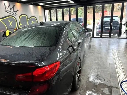 부산 자동차랩핑 BMW M5 컴페티션 사틴블랙 전체랩핑을 통해 강렬한 스포츠 세단으로 변신하기[에이버리] / 부산 해운대구