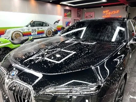 부산 랩핑 BMW I7 사틴 다크 그레이 투톤 랩핑(듀오톤 랩핑)으로 고급스러운 분위기 연출하기 / 부산 해운대구