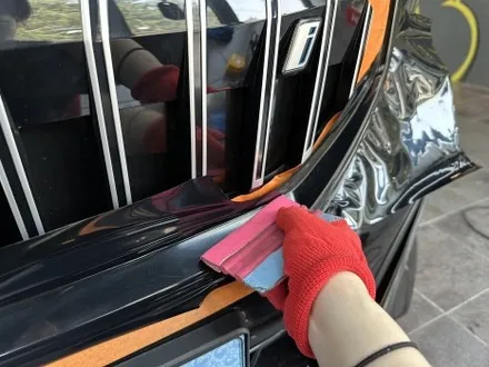 부산 크롬죽이기 BMW i5 아이코닉 그릴 세로그릴 고광택 블랙 랩핑 시공 / 부산 해운대구