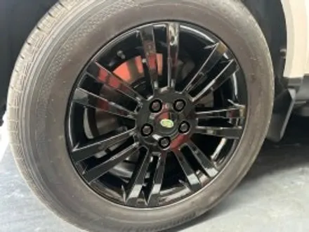 부산북구 랜드로버 디스커버리4 블랙유광 휠도색 차량의 웅장함에 정점을 찍어보세요 / 부산 북구 구포동