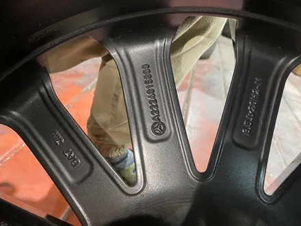 부산북구 S560 깨져버린 파손휠 정품 복원휠로 교체하시는게 비용부담이 적습니다 / 부산 북구 구포동