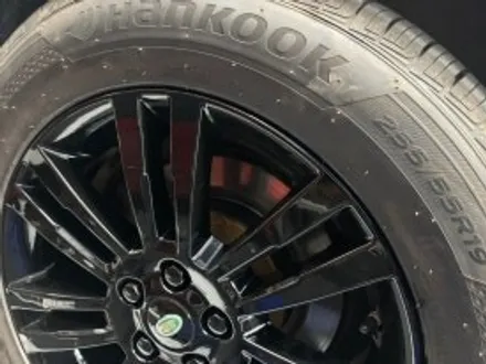 부산북구 랜드로버 디스커버리4 블랙유광 휠도색 차량의 웅장함에 정점을 찍어보세요 / 부산 북구 구포동