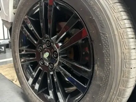 부산북구 랜드로버 디스커버리4 블랙유광 휠도색 차량의 웅장함에 정점을 찍어보세요 / 부산 북구 구포동