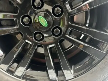 부산북구 랜드로버 디스커버리4 블랙유광 휠도색 차량의 웅장함에 정점을 찍어보세요 / 부산 북구 구포동