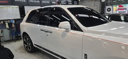 롤스로이스 컬리넌 신형개조 + 블랙배지, 23인치 휠타이어 장착, 코치라인 / 전체광택 / 유리막 코팅 / 부산 해운대