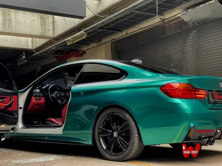시선을 사로잡는 유니크한 전체랩핑 BMW428i 에이버리 다크그린펄 파주랩핑 / 파주시 문발동