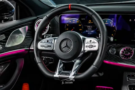 벤츠 CLS 450 AMG 핸들 교체 시공과 R 버튼 활성화로 편리함과 실내 드레스업을 동시에! / 대전 서구, 세종, 청주, 천안