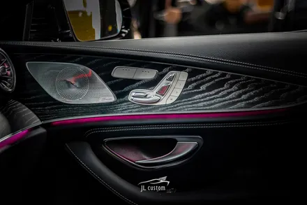 벤츠 CLS 450 AMG 핸들 교체 시공과 R 버튼 활성화로 편리함과 실내 드레스업을 동시에! / 대전 서구, 세종, 청주, 천안