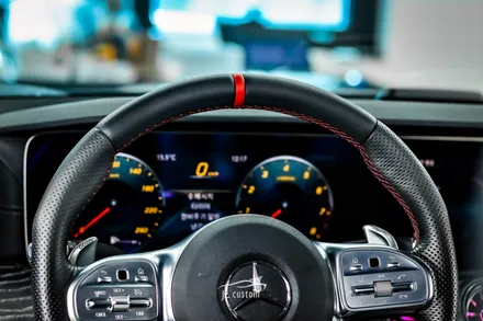 벤츠 CLS 450 AMG 핸들 교체 시공과 R 버튼 활성화로 편리함과 실내 드레스업을 동시에! / 대전 서구, 세종, 청주, 천안