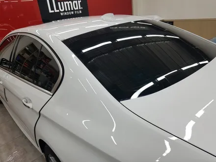 BMW 5시리즈.                       라티튜드 & 아티젠.                  썬팅 시공