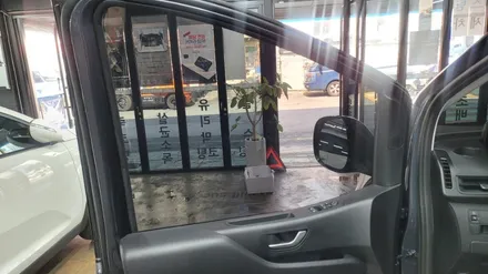 현대 스타리아 카디언썬팅으로 시공을 했습니다.열반사썬팅필름 시공