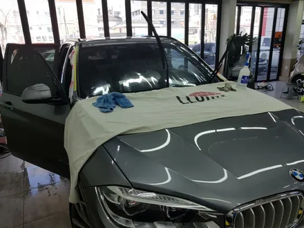BMW X5. 전면썬팅.기존(필름)제거 후.루마썬팅 전면 피너쿨 썬팅