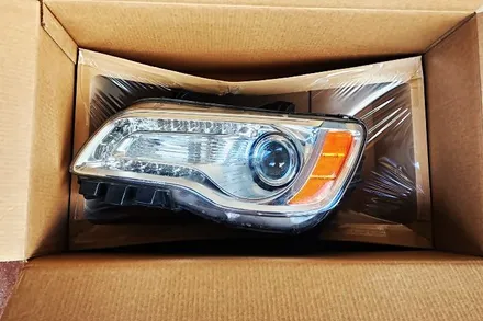 크라이슬러 300C 라이트 중고 운전석쪽 팝니다. / 강남 대치동