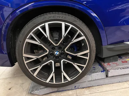 BMW X5M의 특징과 블랙 유광 하이그로시 휠도색 작업 전후 / 강남 대치동