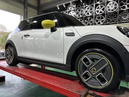 남양주 휠복원 휠수리 미니 쿠퍼 미쉐린 PILOT SPORT5 205/45ZR17 타이어 교체 작업 / 남양주, 강동, 하남, 송파