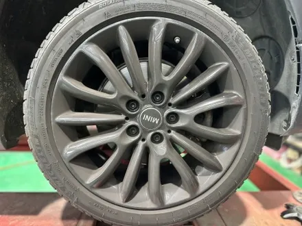 구리 별내 미니 클럽맨 17인치및 금호 솔루스 225/45ZR17 타이어 교체 및 얼라이먼트 작업 / 남양주, 강동, 하남, 송파