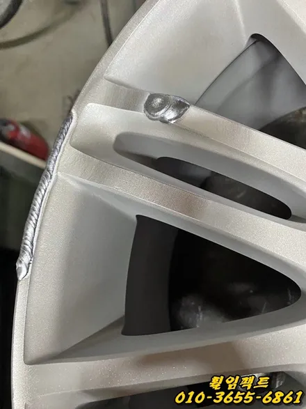 〔벤츠E350/18인치 순정휠〕벤츠e클래스 휠긁힘,주차상처,휠보레(wheelboer)장착,휠보레파손,  휠복원,휠용접,휠도색,분체도장 / 부산 사상구 감전동