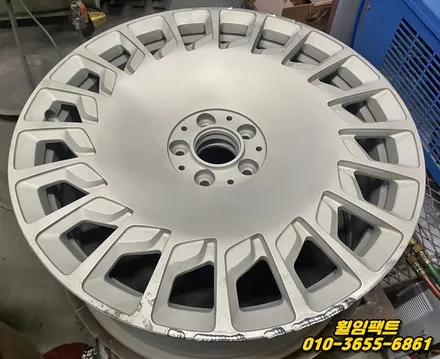 〔벤츠 마흐바흐 s650〕휠긁힘,휠패임,휠찍힘,휠기스,휠주차상처,휠찌그러짐,굴절수리,다이아몬드컷팅,휠복원,휠분체도장\