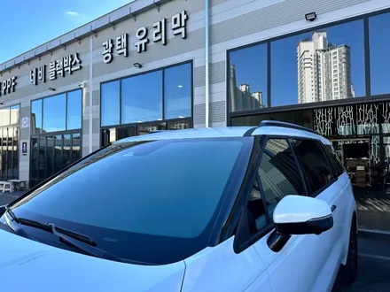 순천 썬팅 카니발 시공 전문 / 탄탄한 내구성과 우수한 열 차단 성능, 시인성을 자랑하는 국내 브랜드 세인트 아모 스퍼터 반사필름 / 순천, 여수, 광양