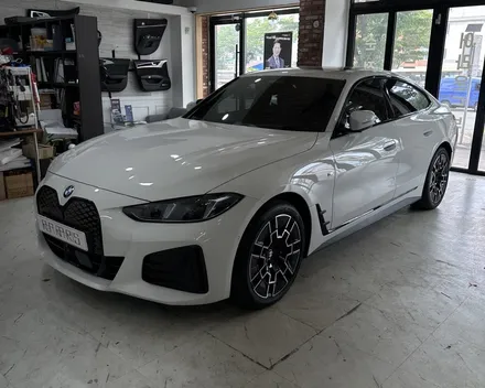BMW I4 순정 엠비언트 확장으로 내비하단부터 콘솔,컵홀더 거기에 크리스탈 4종까지 / 전북 전주, 광주, 김제