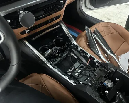 BMW I4 순정 엠비언트 확장으로 내비하단부터 콘솔,컵홀더 거기에 크리스탈 4종까지 / 전북 전주, 광주, 김제