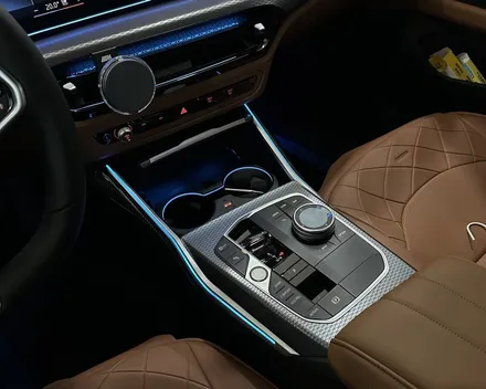 BMW I4 순정 엠비언트 확장으로 내비하단부터 콘솔,컵홀더 거기에 크리스탈 4종까지 / 전북 전주, 광주, 김제