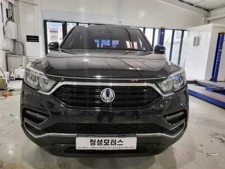 렉스턴 스포츠 전방 그릴 교체와 금장 앰블럼 튜닝 / 거창 창원