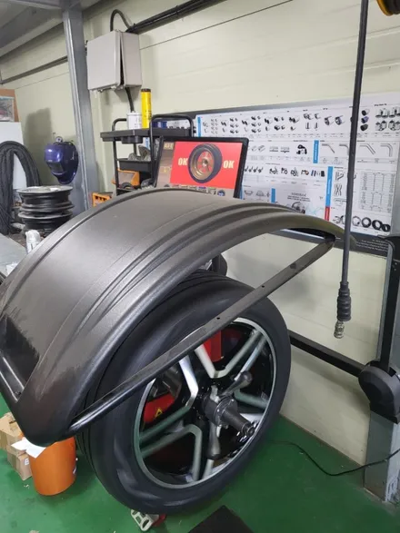 벤츠 GLE350d 20인치휠커스텀 및 캘리퍼도색 동해휠도색,강릉휠도색,삼척휠도색,태백휠도색 / 동해시 단봉동