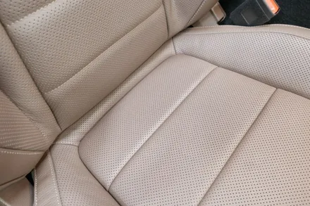 부산시트이염복원 벤츠 E300 가죽시트 이염 복원 / 부산, 기장, 양산