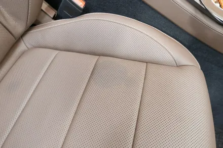 부산시트이염복원 벤츠 E300 가죽시트 이염 복원 / 부산, 기장, 양산