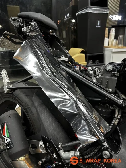 바이크랩핑 - BMW S1000rr - 크롬 랩핑 에스랩필름 시공 / 영통구 원천동
